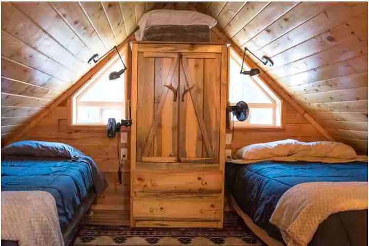 คุณจะพบเตียงคู่และเตียงคู่ในห้องใต้หลังคาตู้เสื้อผ้าไม้สนสีน้ำเงินทำด้วยมือมีที่เก็บเสื้อผ้าและของใช้ส่วนตัว พรมมูสจะช่วยให้เท้าของคุณอบอุ่นในช่วงเย็นที่เย็นสบายเหล่านั้นพอร์ตยูเอสบีและไฟอ่านหนังสืออยู่ที่แต่ละเตียง