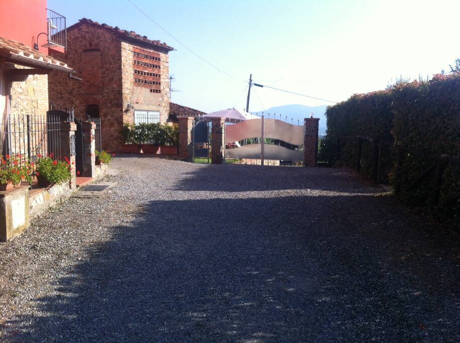 Il cancello d'ingresso della proprietà