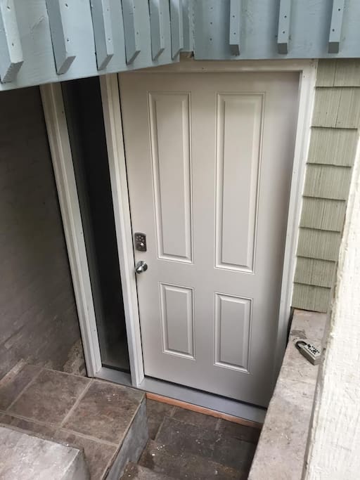 Brand NEW front door with keyless entry as of Oct 2016!