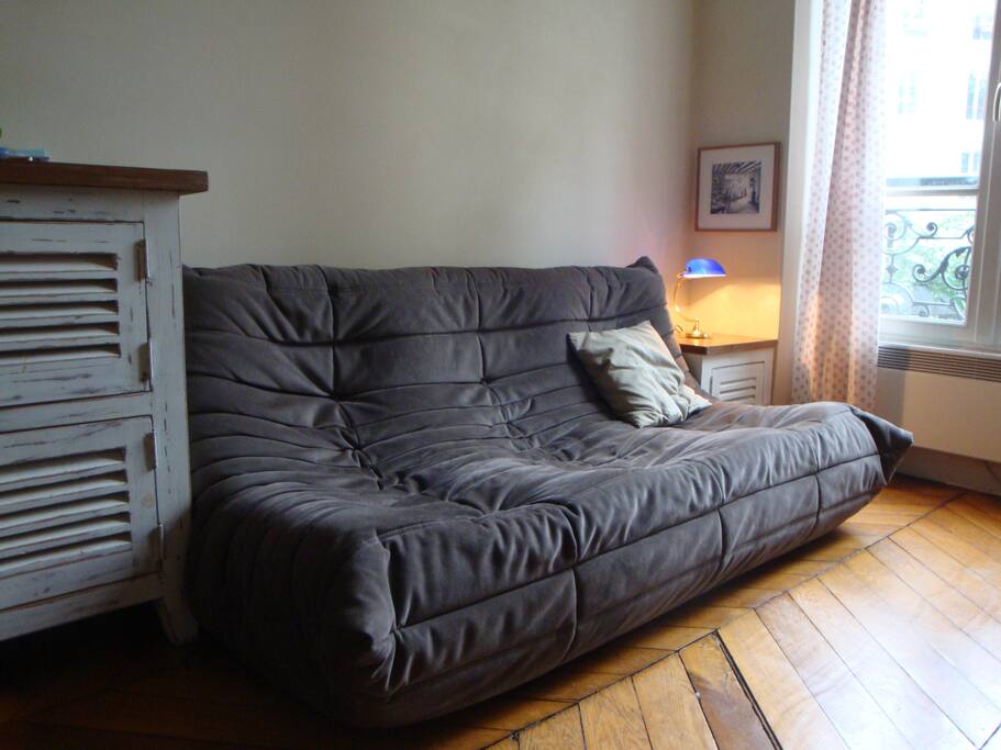 Chambre avec canapé