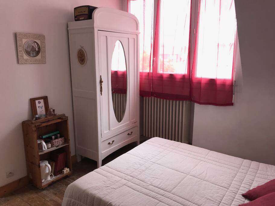 Armoire et étagère bouilloire