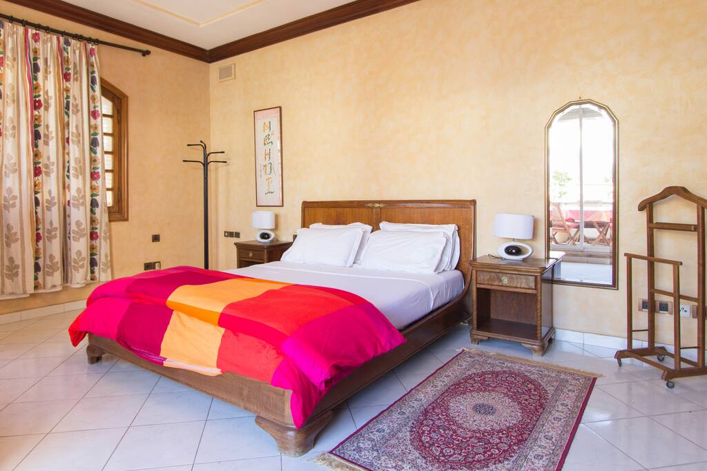 Master's bedroom whith magnifique terrasse vue on the swiming pool , CHB parents