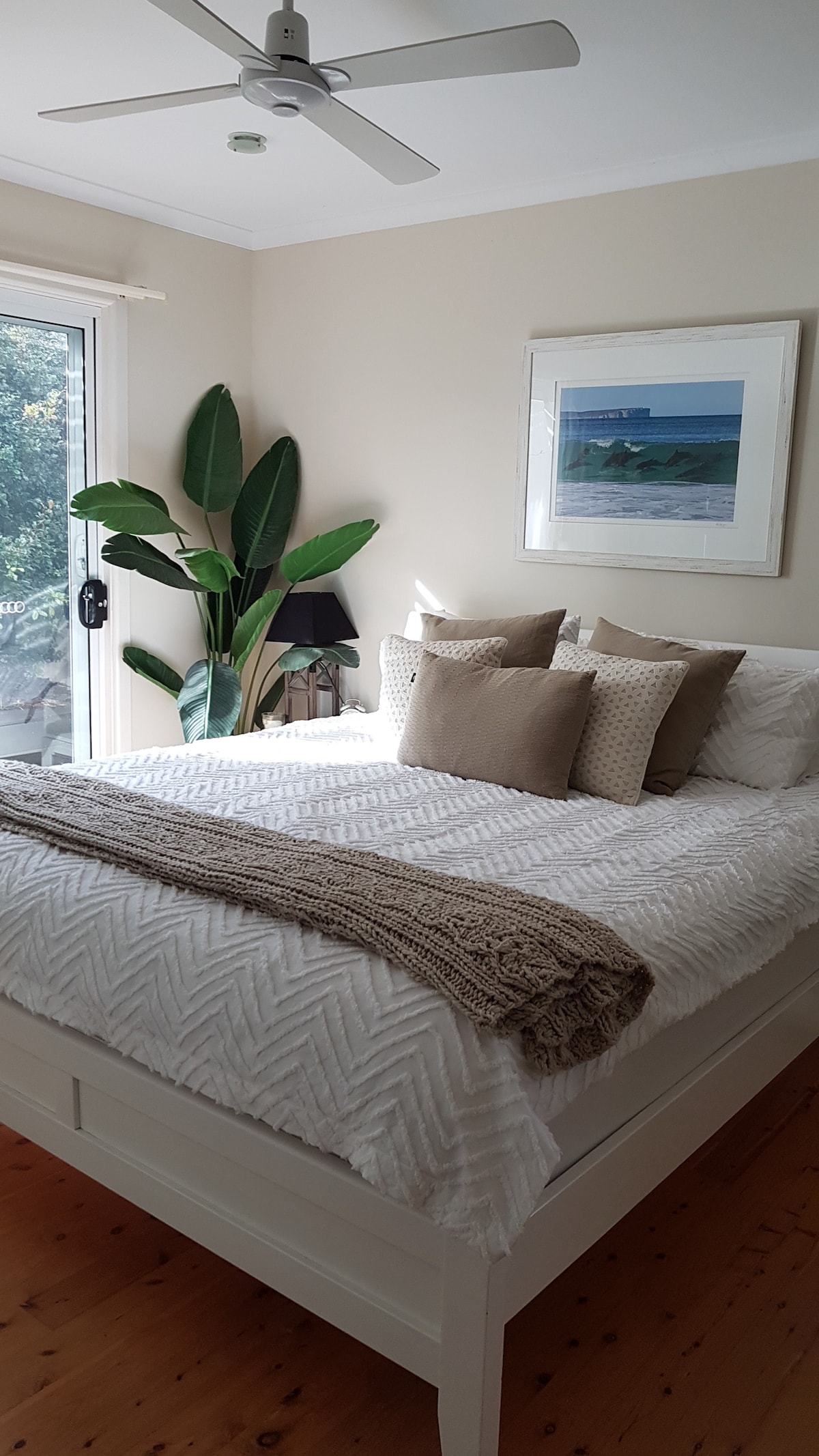 Главната спалня се отваря към задния двор. 