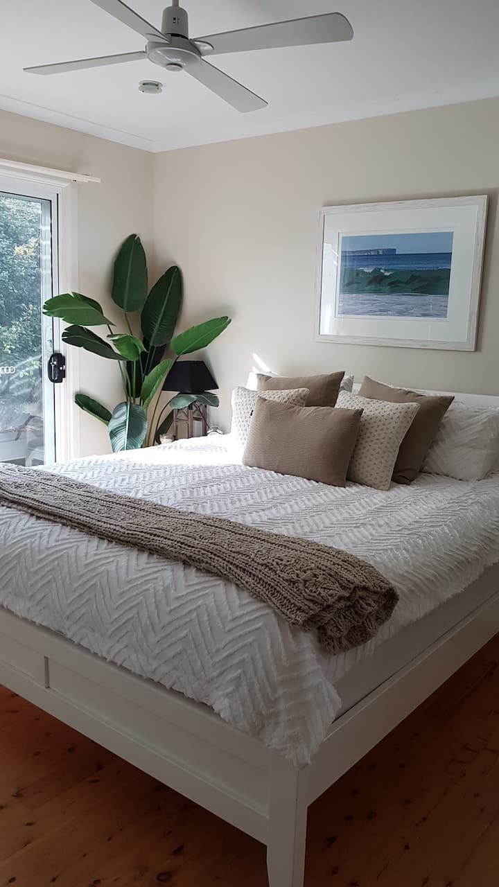 主卧通往后院。 