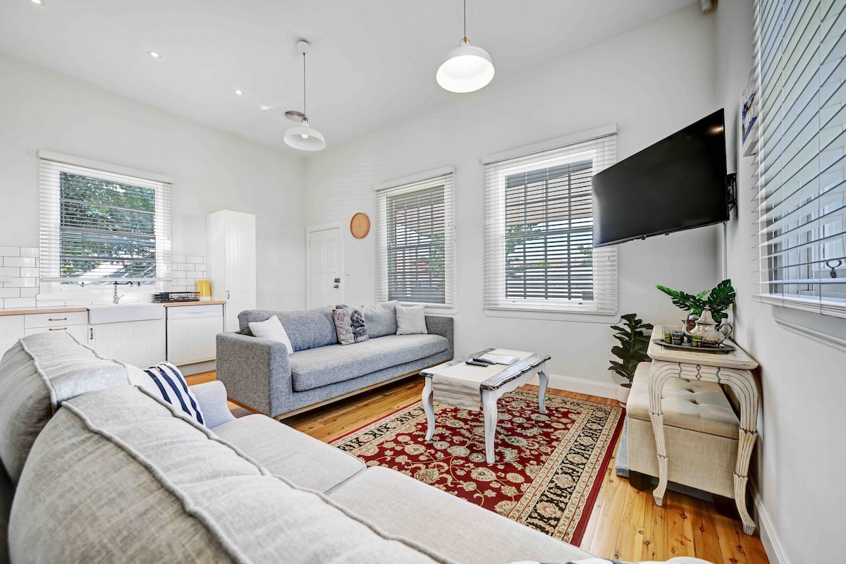 Top Airbnb: Prince Street Cottage - Pet Friendly in Orange City Council
