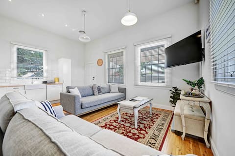 Top Airbnb: Prince Street Cottage - Pet Friendly in Orange City Council