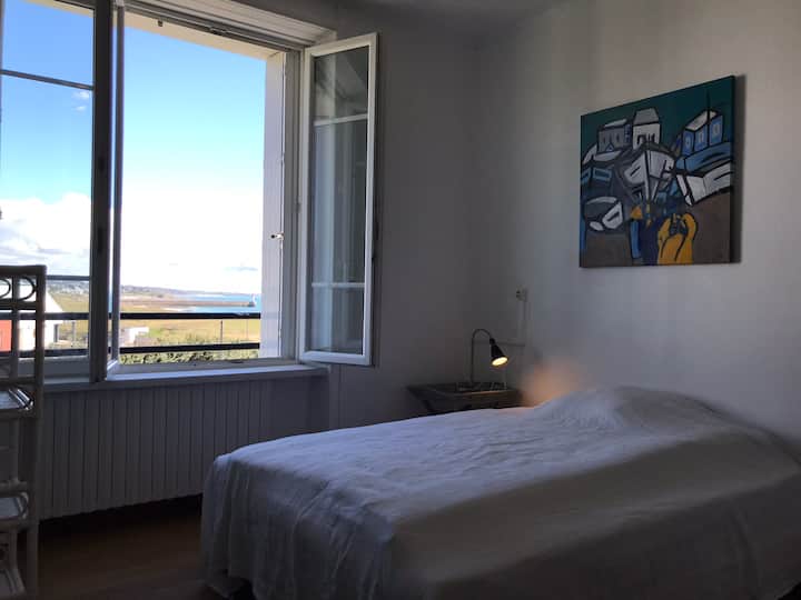 Dormitorio 2 - una cama doble - vistas al mar - 1er piso - baño en suite. Habitación comunicada con la habitación 3