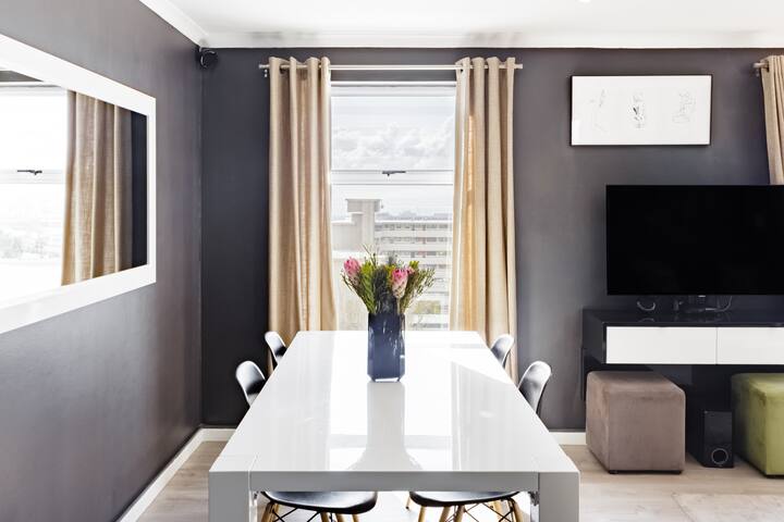 Walk to V&A Waterfront from a Luxury Green Point Apartment gallery image 4