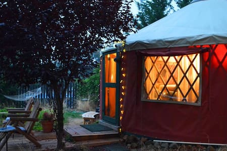 Sunset View Yurt of Applegate Valley with HOT TUB!