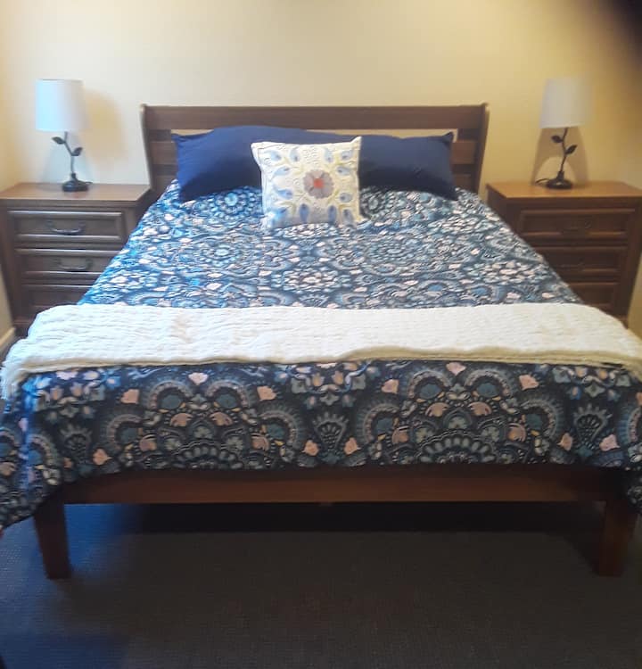 Голямо двойно легло - Спалня #2
  (Най - голямата спалня) 
Столът за четене и лампата не са показани.   Скрин не е показан.  
   Прозорец с изглед към предния двор може да се отвори за чист въздух.  Стаята има вентилатор на тавана и отдушник за централна климатизация и отопление.   