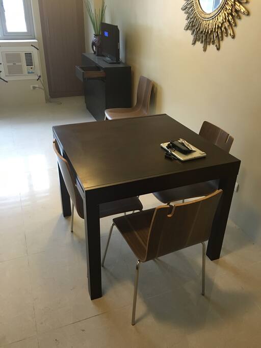 Expandable dining table for 4 to 6 people.