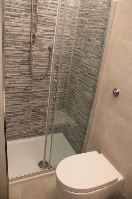 Doccia e servizio bagno
