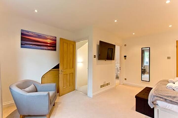 Beautiful house with Garden in Bayswater gallery image 4