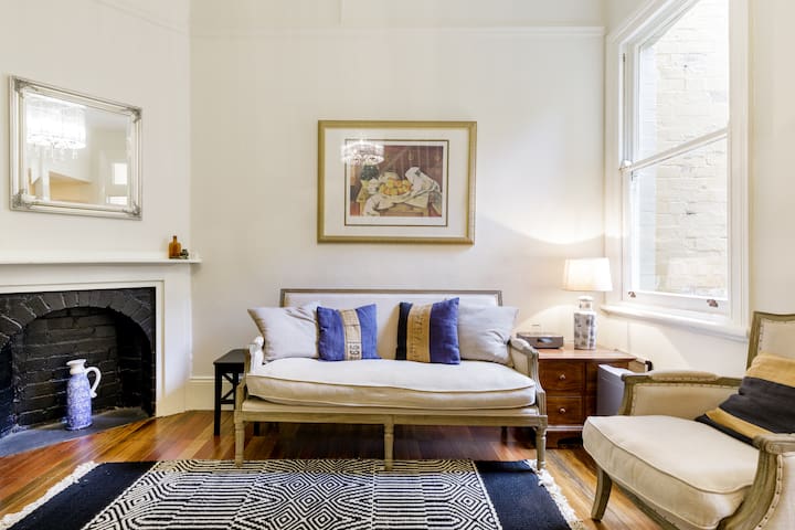 Victorian Rocks Terrace Retreat with Backyard Patio