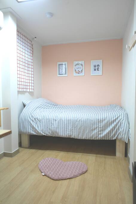 Single bed (length 180cm)
작은 싱글침대 (침대길이 180cm)