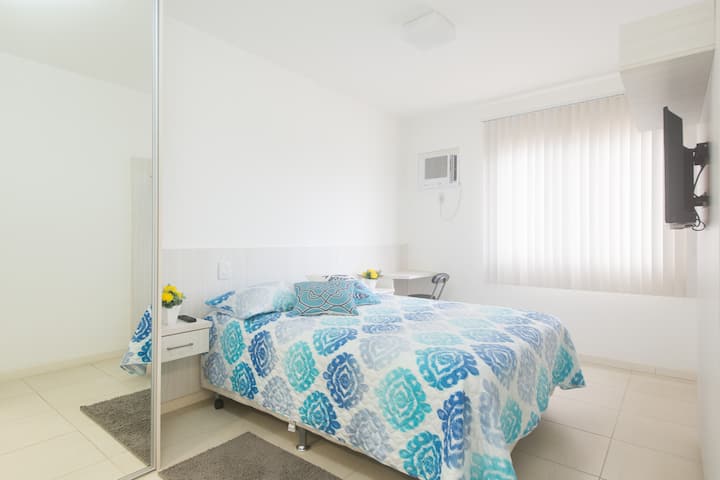 ห้องสวีทพร้อมเตียงควีนไซส์ทีวีและเครื่องปรับอากาศ