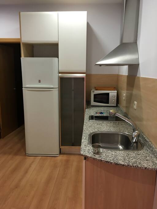Cocina totalmente
equipada , microondas , cafetera , lavadora secadora , tendedero y plancha .