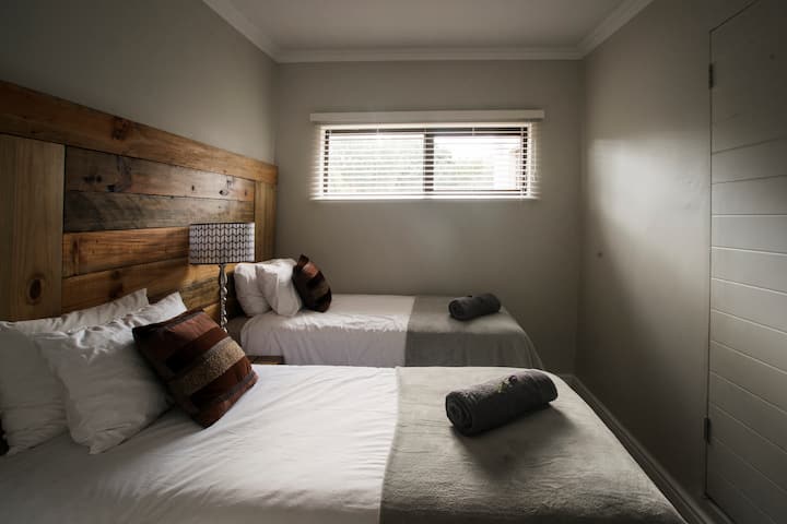 Bedroom 2 singles or King
