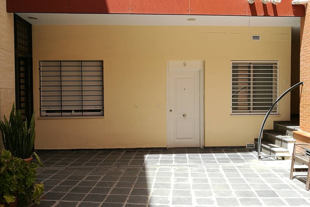 Entrada al apartamento desde el patio de vecinos
