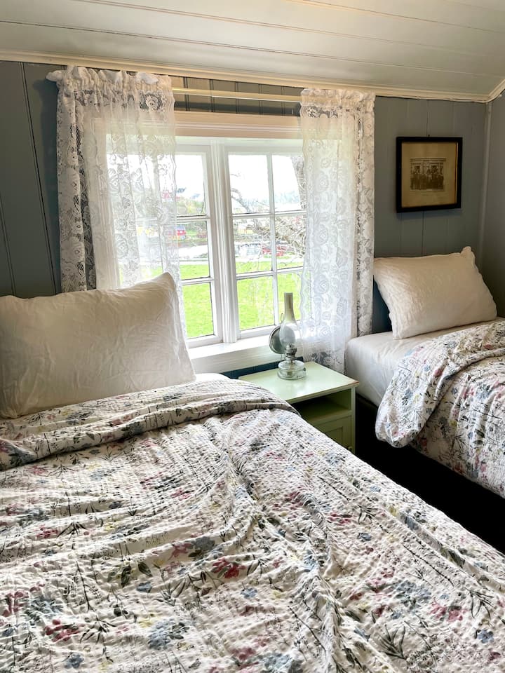 Soverom 2. Her er to deilige 90 cm brede kontinentalsenger. De kan også slås sammen til en dobbeltseng hvis ønskelig.