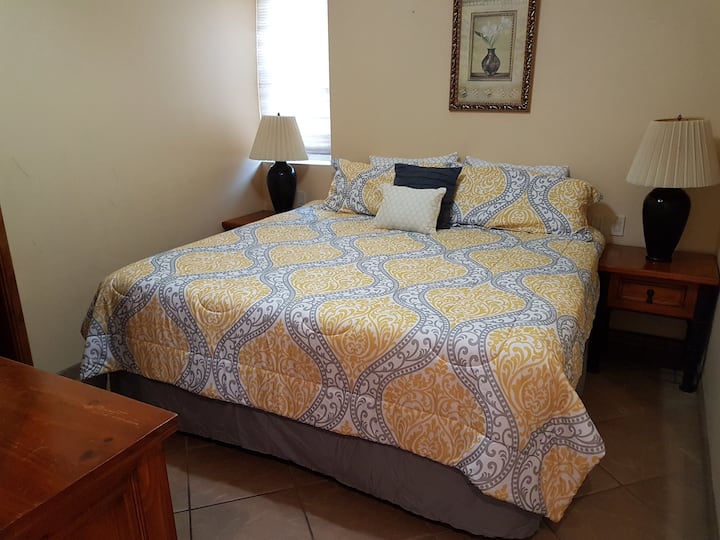 Tercer dormitorio con cama tamaño king