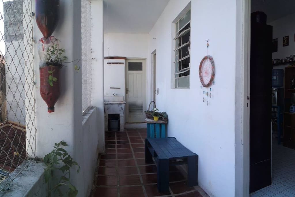 varanda com lavabo ao fundo