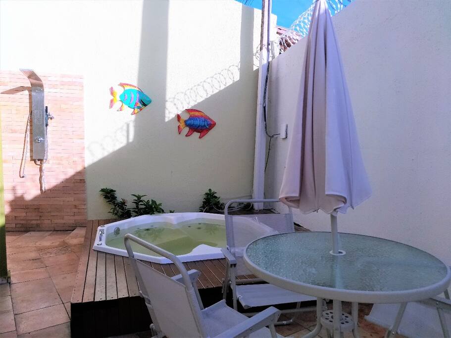 Área externa com Jacuzzi e chuveirão