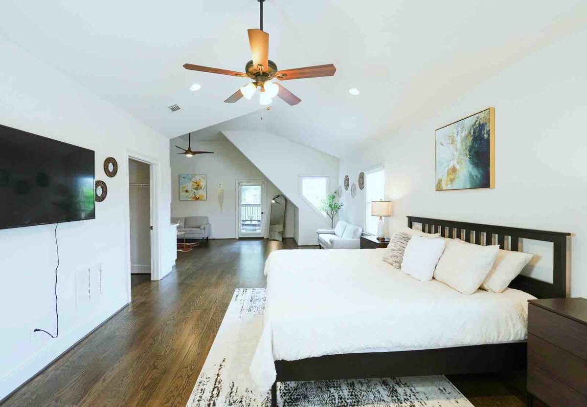 King bed in Master bedroom, brand new 55 inch Smart TV. Brand new 12 inch memory foam King mattress