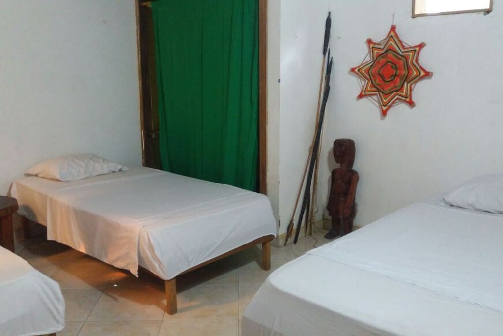 Habitacion de 3 camas baño compsrtido