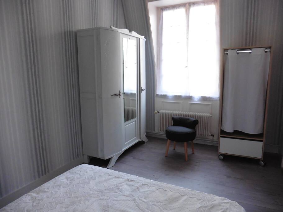 La chambre vue du lit