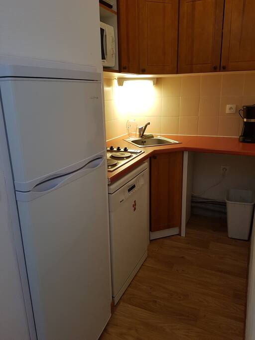 Cuisine équipée d'un grand réfrigérateur avec congélateur, 4 plaques de cuisson, lave vaisselle miele, et autres équipements