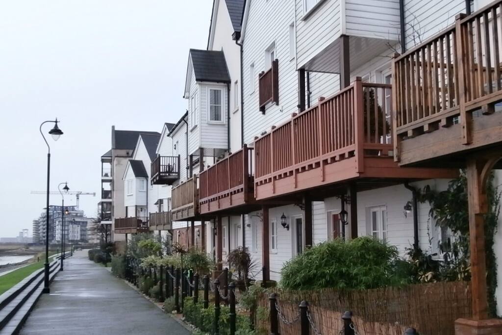 The room has direct access the the Thames riverside walk