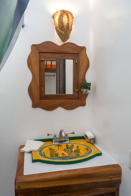 Detalle lavamanos y botiquin baño.