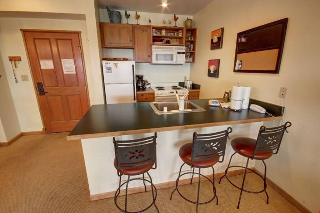 Keep the chef company with the breakfast bar