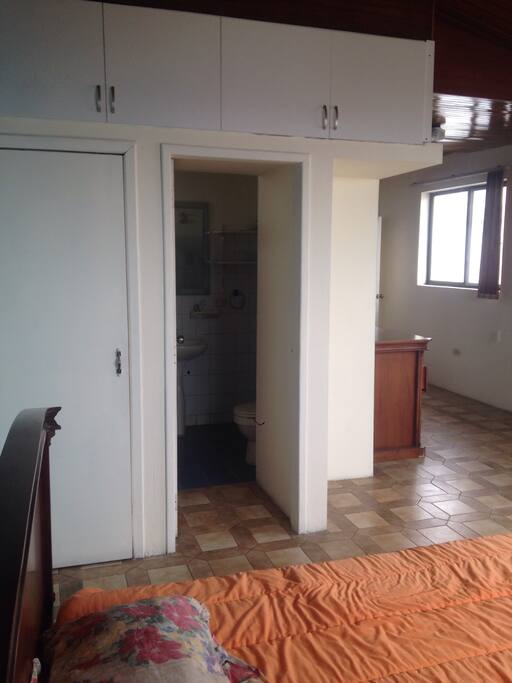 4 room bathroom closet