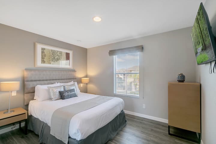 Chambre 4 : Lit Queen et TV