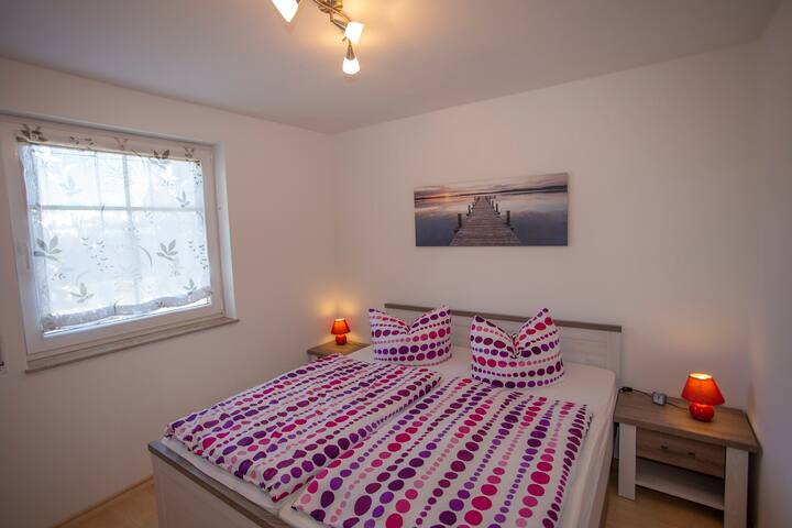 Dhomë gjumi e madhe me krevat dopio 1.80m × 2.00m