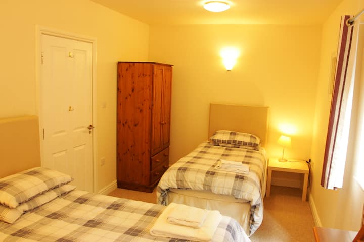 Dormitorio con 3 camas.