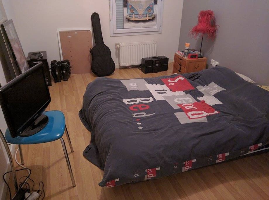 Chambre, télévision, placard mural avec une partie penderie.