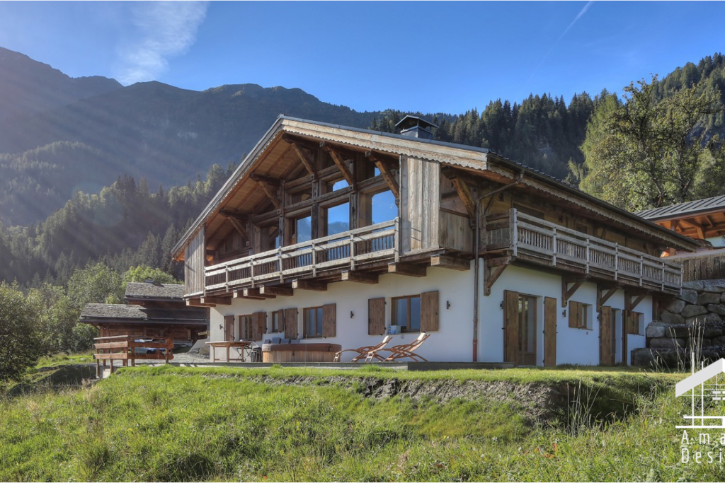 Chalet Norel, outside summer view / Chalet Norel, vue extérieure l'été