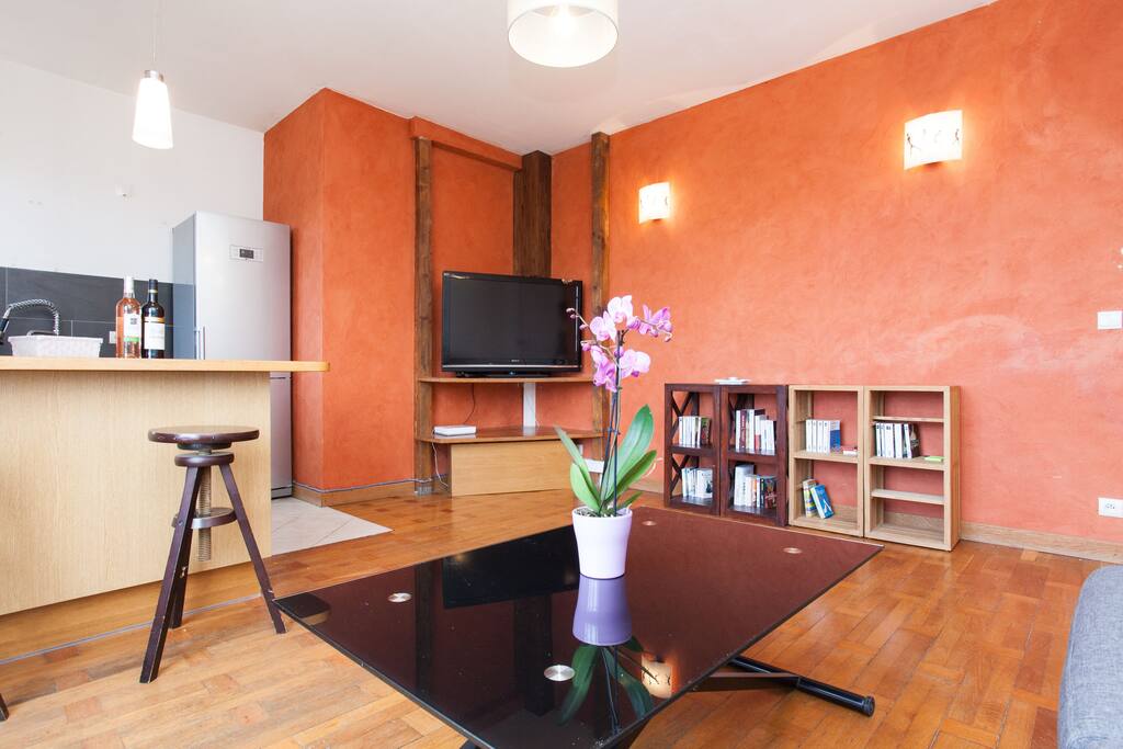 La table de salon s'ajuste en hauteur pour pouvoir déjeuner ou diner