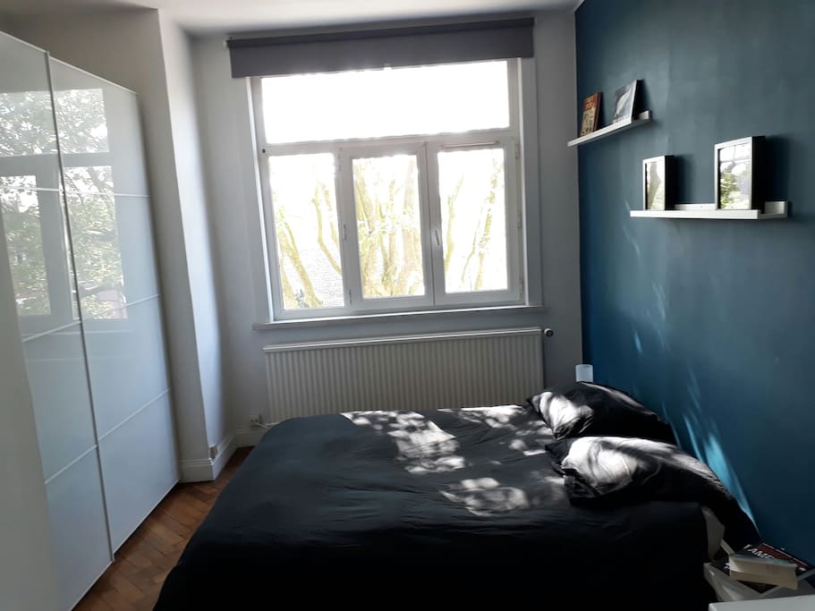 Grande chambre avec lit double et penderie spacieuse.