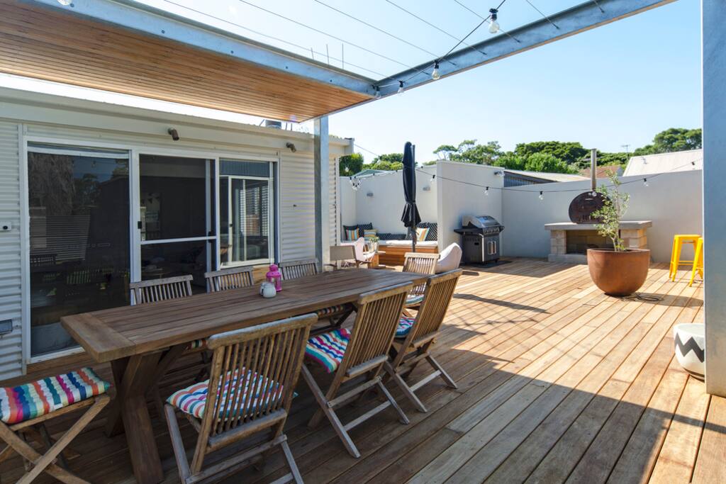 Outside entertainment area with Pizza Oven, BBQ and fireplace