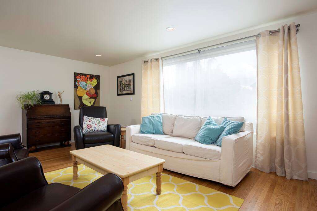Living room (new sofa, pics to come)