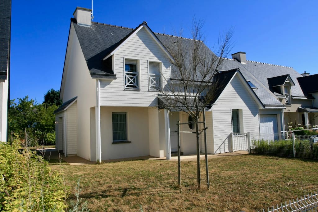 La maison est très agréable, spacieuse, très calme et d'une excellente propreté. Elle est entourée d'un beau jardin qui permet de profiter du beau temps en toute quiétude.