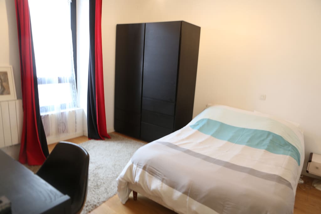 Chambre avec lit de 140cm.