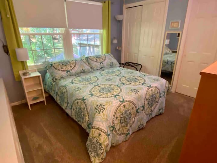 Dormitorio de invitados con cama tamaño queen