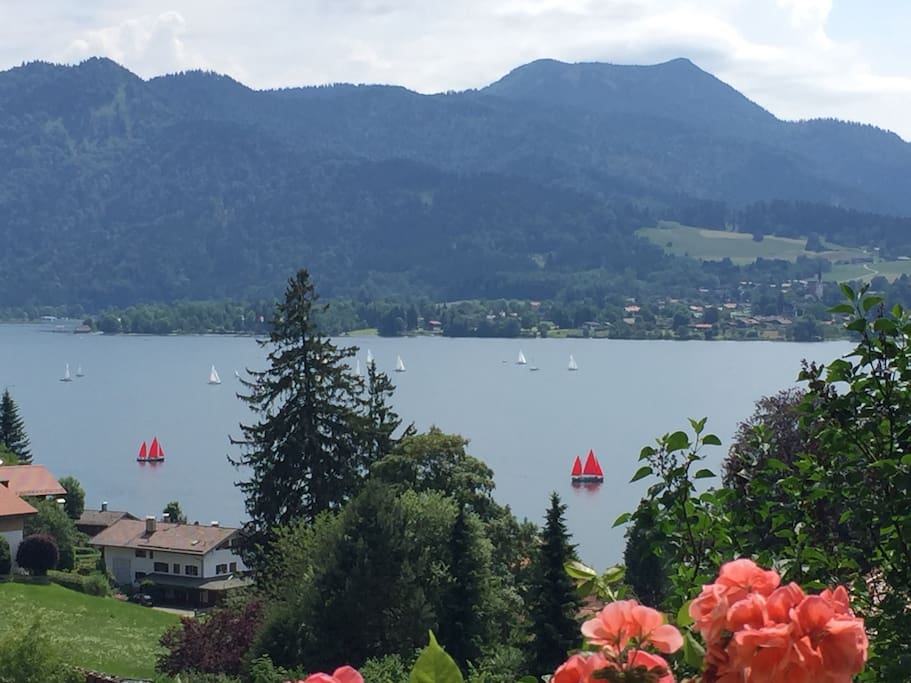Regatta auf dem See und Blick auf den Hirschberg