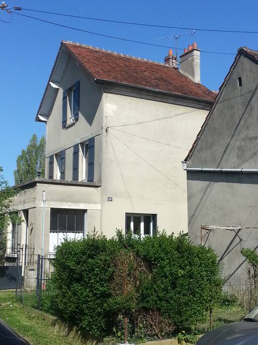 Maison située en retrait de la rue