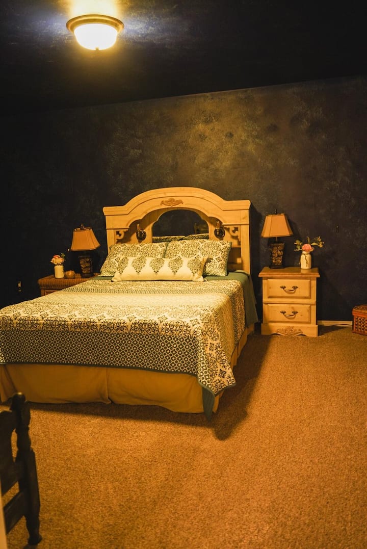 Dormitorio de invitados con cama de matrimonio.